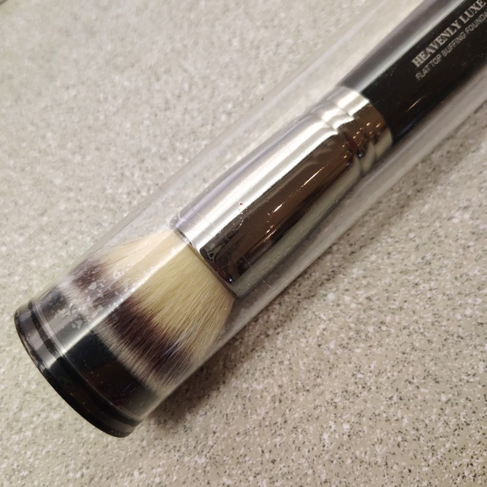 IT Cosmetics Makeup Flat Top Buffing Foundation Brush Cosmetics New - Picture 5 of 11
